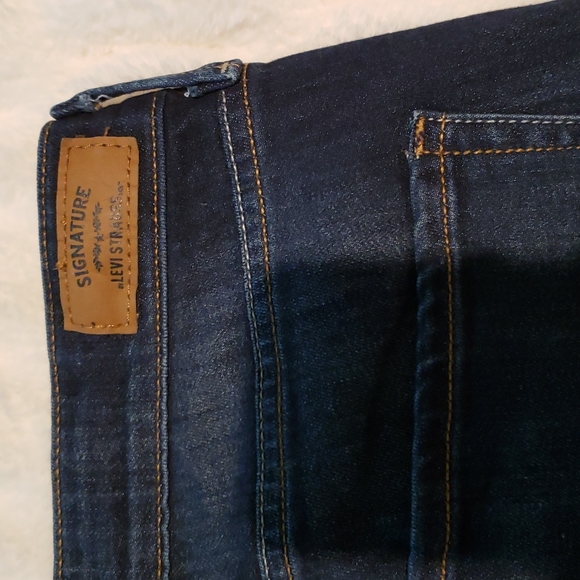 Women's Levis - Picture 3 of 5